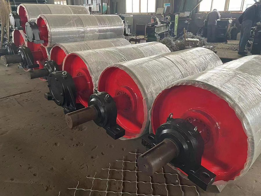 Drive pulley with rubber lagging for conveyor