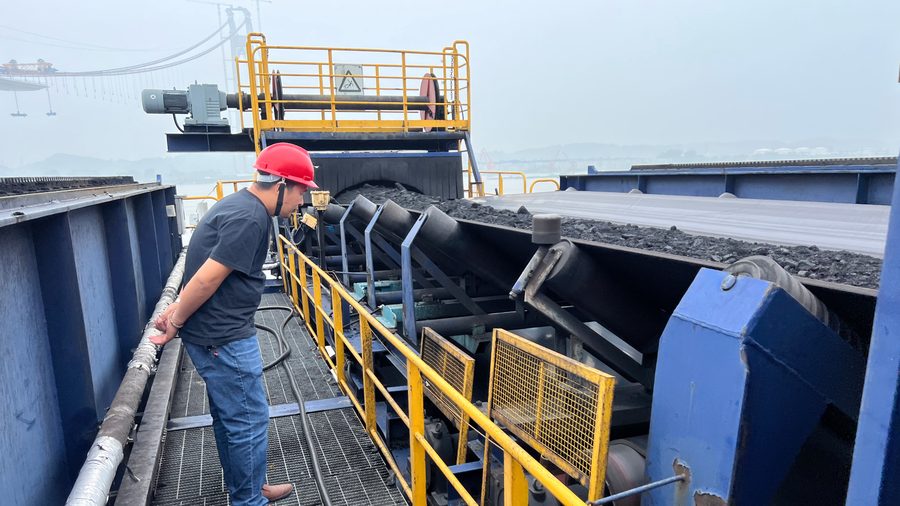 Fixed conveyor belt system for mining