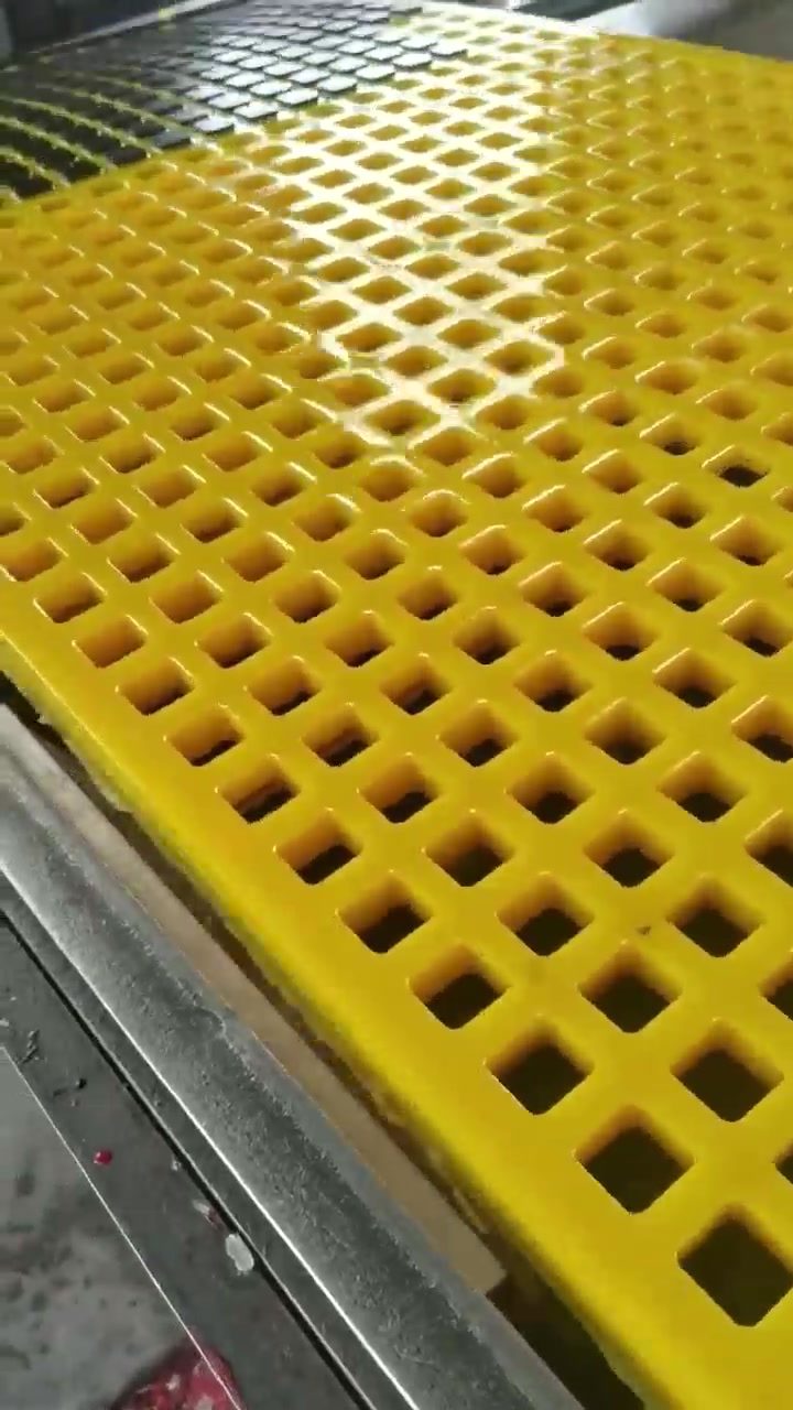 Flat polyurethane screen panel for mining